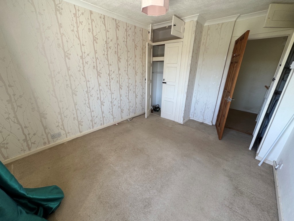 Lot: 127 - SEMI-DETACHED HOUSE IN NEED OF TOTAL REFURBISHMENT - Bedroom 1